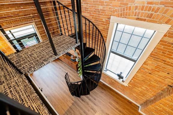 Historic Bldg on Washington Blvd | Patio & BBQ